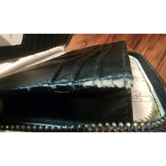 Adrienne Vittadini 8" Wallet Black Zip Around Stingray RFID NWT Slight Damage - Picture 8 of 9